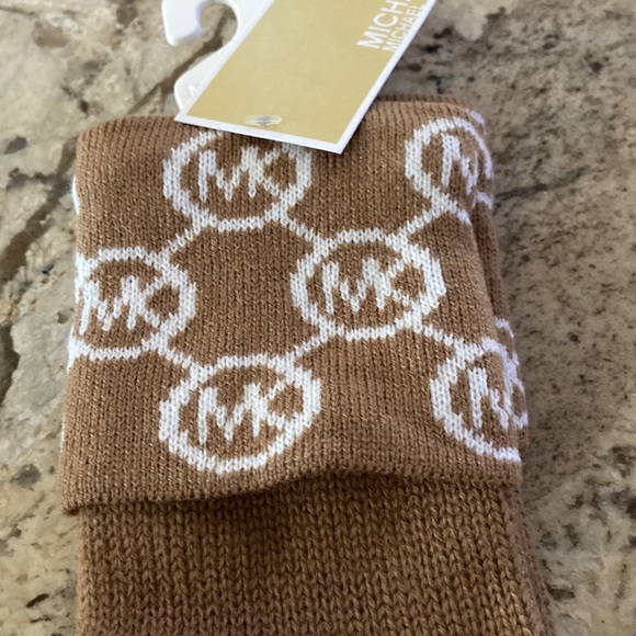NWT MICHAEL KORS WOMEN’S KNITTED GLOVES - Picture 3 of 4